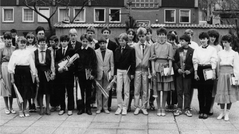 Klassenfoto der 8a anlässlich der Jugendweihe, entstanden am 5. Mai 1985.