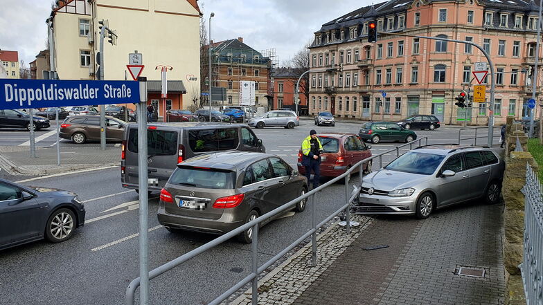 Alkoholfahrt: VW verkeilt sich an Feldschlösschen-Kreuzung in Pirna