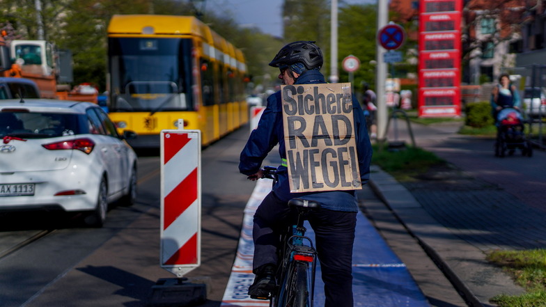 Neben Autos und Straßenbahn kann es für Radfahrer auf der Reicker Straße schnell eng werden. Deshalb fordert der ADFC so schnell wie möglich markierte Radwege.