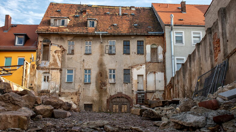 So sieht das Haus Markt 17 in Leisnig von hinten aus. Angebaute Gebäude, die auch ein Wannenbad beherbergt haben, sind mithilfe von Fördergeld abgerissen worden.