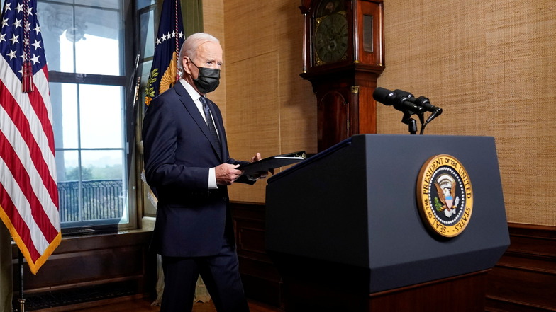Joe Biden, Präsident der USA, kommt in den Vertragsraum des Weißen Hauses um über den Abzug der restlichen US-Truppen aus Afghanistan zu sprechen.