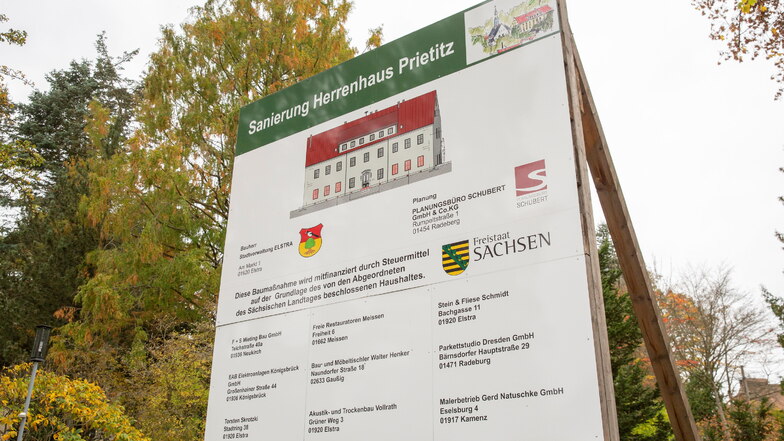 Eine Bautafel weist auf die Sanierung des Herrenhauses in Prietitz hin.