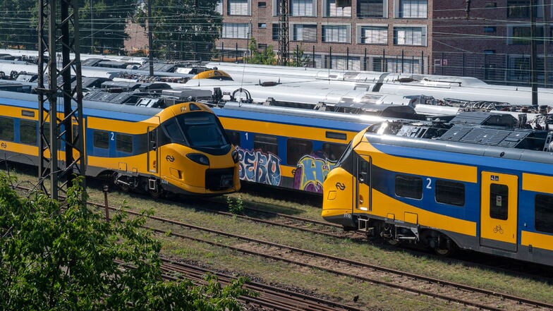 In Dresden-Pieschen sind seit Monaten mehrere Gleise mit gelb-blauen Intercity-Zügen belegt.