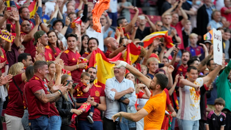 Spanische Fans feiern den Einzug ins Viertelfinal mit Torhüter Unai Simon.