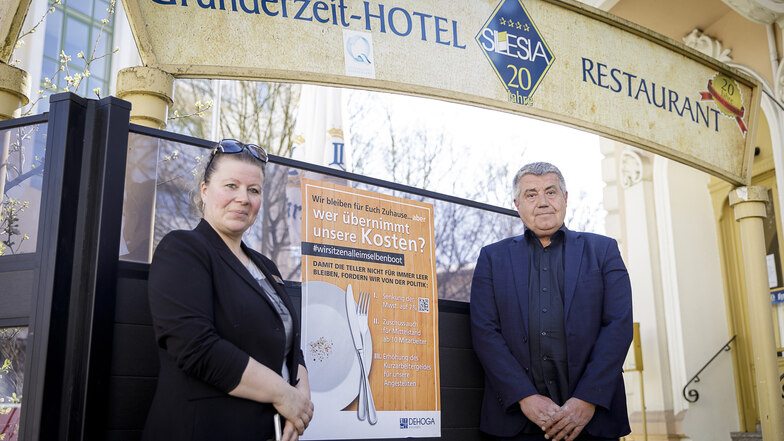 Hotel Silesia an der Biesnitzer Straße: Hotelchef Burkhard Kämmerer beteiligt sich an der Plakataktion, hier mit Ninette Petrasch von der Dehoga Lausitz.