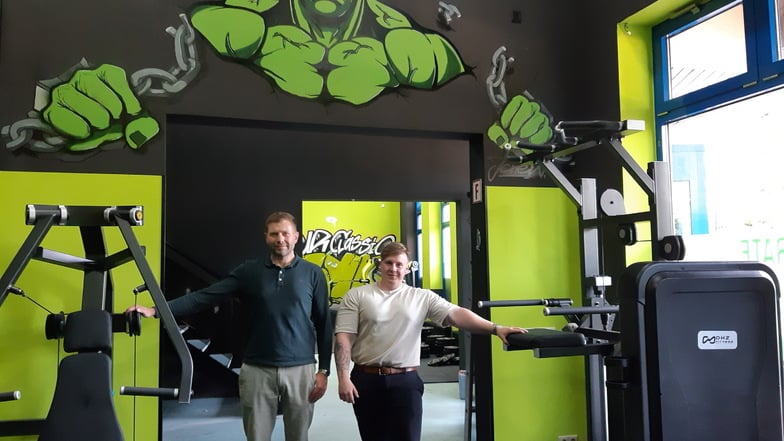 Investor Lukas Mühle (links) und Fitness-Studio-Betreiber Kevin Lippert in den neuen Räumen in Neustadt. Das Objekt hat noch mehr zu bieten.