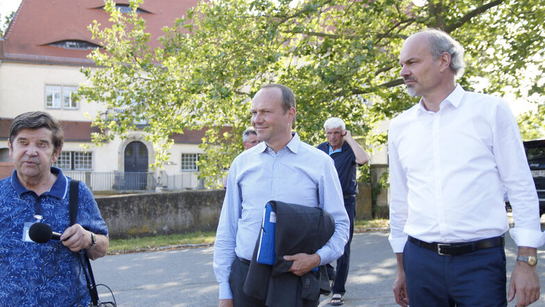 Fördervereins-Vorsitzender Gerhard Doleschal (l.), führt den sächsischen Landwirtschaftsminister Wolfram Günther (Mitte) durch das Schlossareal Schleinitz in Nossen.