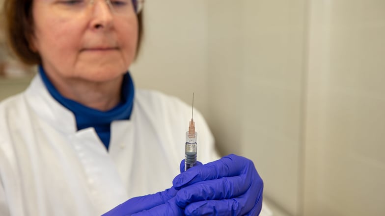 Nur keine Impfmüdigkeit vorschützen: Dr. Ute Paul vom Gesundheitsamt des Landkreises bereitet eine Dosis Grippeimpfstoff für die Injektion vor.