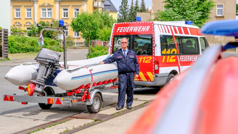 Mit Einsatzwagen und Schlauchboot macht Stadtwehrleiter Roland Fährmann bei Hochwasser Kontrolldienst.