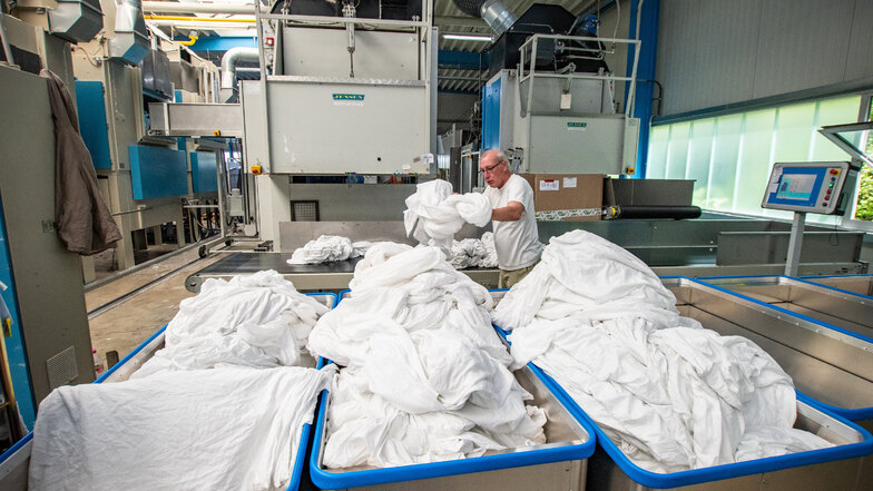 Seit wenigen Tagen wird in der Wäscherei des Textil-Service Chemnitz im Roßweiner Gewerbegebiet wieder gearbeitet. Die Corona-Krise hatte der Firma arg zugesetzt.