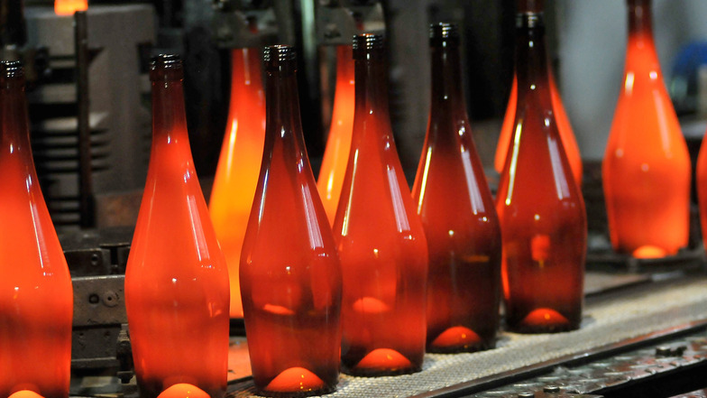 Heiße Ware: Die Sachsenflasche – hier die Version mit Schraubverschluss des Weinguts Vincenz Richter – ist eine Sonderform der Weinflasche und verschafft einigen Erzeugern deshalb Unabhängigkeit vom deutschlandweiten Flaschenmarkt.