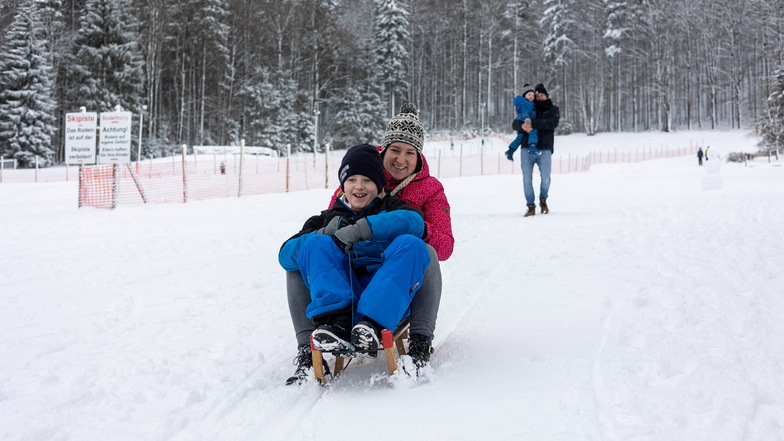 Auf der Suche nach Schnee sind Elisa und Florian Breska in der "Winterwelt Rehefeld" fündig geworden.