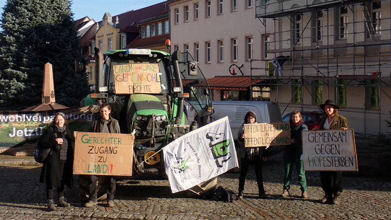 Vor dem Rathaus in Nossen haben Mitglieder der Arbeitsgemeinschaft bäuerliche Landwirtschaft (AbL) Änderungen bei der Pachtvergabe bei stadteigenen Flächen gefordert.
