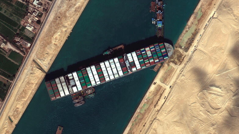 Ende März 2021 stellte sich das Containerschiff "Ever Given" quer in den Suez-Kanal. Das Unglück zeigte allzu deutlich, wie empfindlich globale und zeitlich eng getaktete Lieferketten geworden sind.