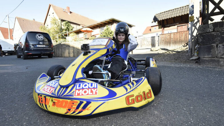 Fertigmachen für den Start: Nele Wollny (13) kam aus Thüringen, um in Somsdorf zur Probe zu fahren.