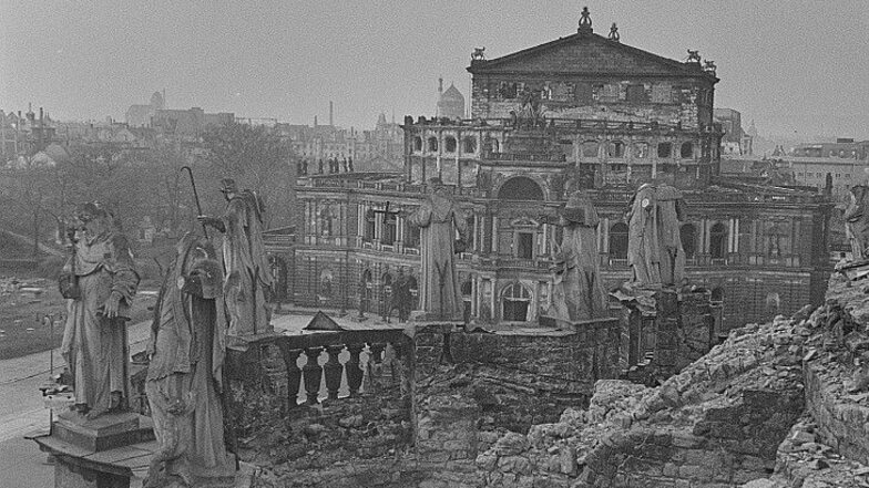Kurz nachdem Jan Kamieński es verlassen hatte, wurde das Stadtzentrum von einer zweiten Bomber-Welle nahezu vollständig zerstöt.
