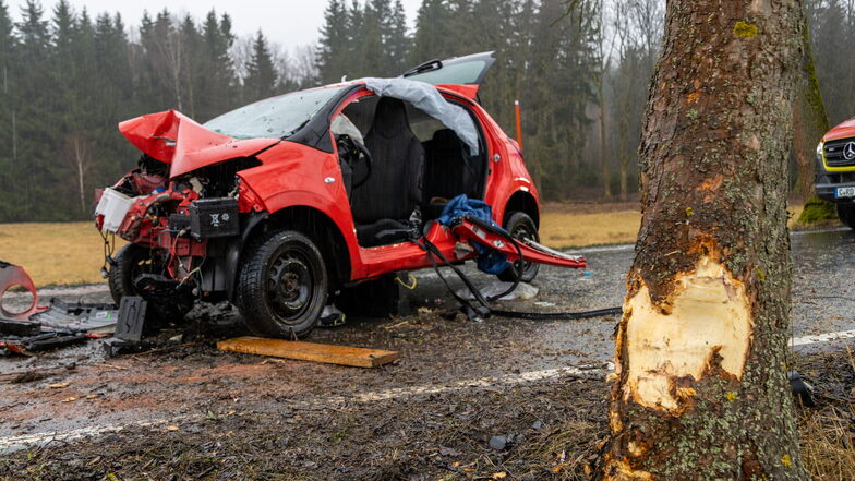 Auto prallt gegen Baum im Erzgebirge: 86-Jährige stirbt am Unfallort