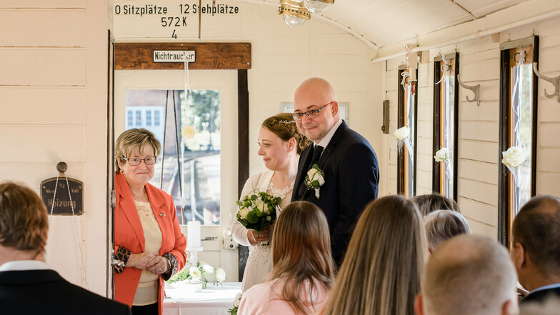 Christin und Christian Tessmann geben sich das Ja-Wort im Hochzeitswaggon der Zittauer Schmalspurbahn am Bahnhof Bertsdorf.
