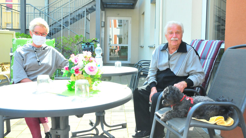 Willi Stelzig aus der Seniorenresidenz Pro Civitate in Großenhain bekam nach sechs Wochen das erste Mal Besuch. Nicht nur seine Tochter Kerstin war da. Auch die geliebte Hündin Emmy.