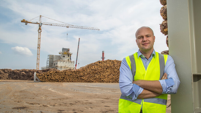 Im Rücken von Thomas Kienz, dem kaufmännischen Leiter von Holzindustrie Schweighofer in Kodersdorf, wächst das neue Heizkraftwerk. Im Frühjahr 2020 soll es betriebsbereit sein.