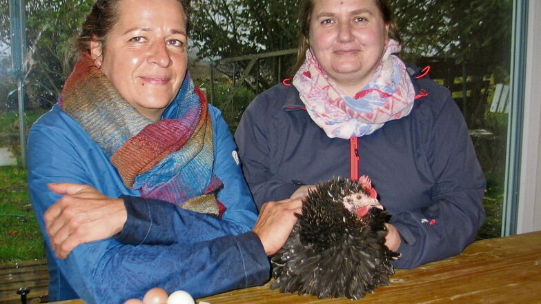 Andrea Schubert (l.) und Claudia Wernicke sind aufs (Strupp-)Huhn gekommen. Wie die beiden Freundinnen beschäftigen sich zunehmend mehr Frauen mit diesem Hobby. In der Corona-Pandemie wurden Haustiere noch beliebter  auch die Geflügelhaltung.