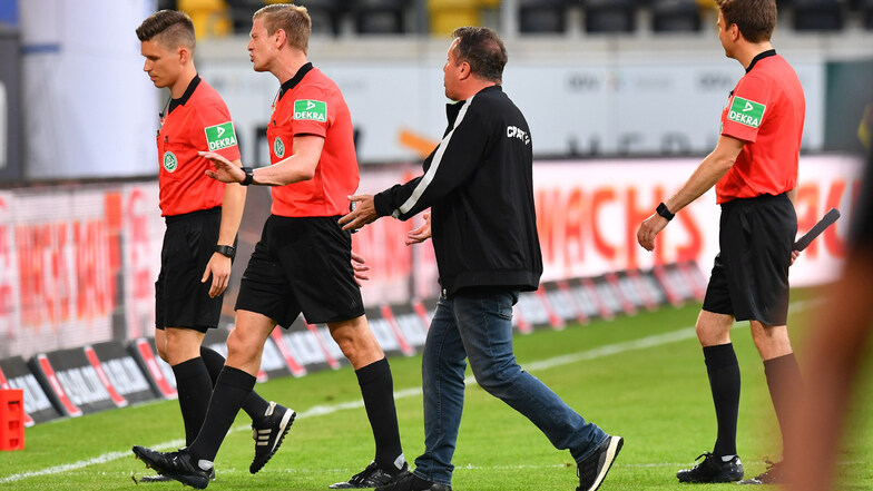 Reichlich Redebedarf hatte Dynamos Trainer Markus Kauczinski nach dem 0:1 gegen den Hamburger SV am Freitagabend. Schiedsrichter Robert Schröder (2. v. l.) wiegelt jedoch ab.