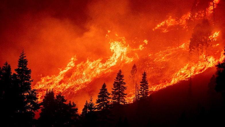 Flammen des Caldor-Feuers wüten an einem Hang über dem Christmas Valley. Der Klimawandel gehört mit zu den größten Risiken 2022.