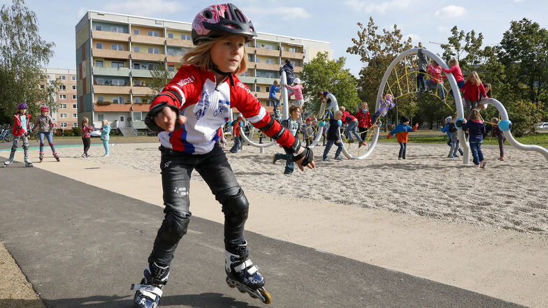 Amelie Hummel fährt als eins der ersten Kinder auf der Skaterbahn im neuen Freizeit- und Ruhepark in der Olbersdorfer Grundbachsiedlung.