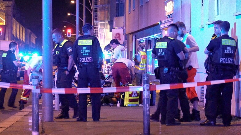 Feuerwehr und Rettungskräfte sind am Tator  in Berlin-Schöneberg  im Einsatz.