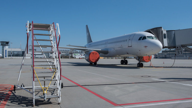 Die empfindlichen Triebwerke des Airbus A320 von Sundair sind zum Schutz vor Dreck und Witterung abgedeckt.