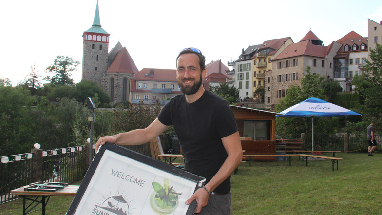 Beno Brězan hat in den vergangenen Tagen das Gelände an der Röhrscheidtbastei in Bautzen für die Eröffnung seiner Sundowner-Bar vorbereitet.