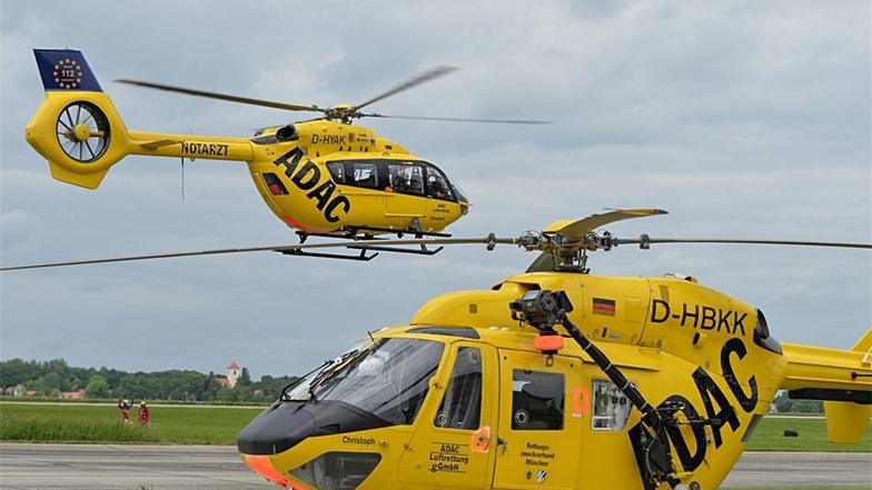 Piloten der ADAC Luftrettung, Notärzte und Rettungssanitäter haben sich in Bautze  mit dem neuen Rettungshubschrauber vertraut gemacht.