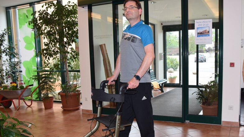Physiotherapeut Martin Felgentreu zeigt die korrekte Haltung beim Gehen mit dem Rollator.
