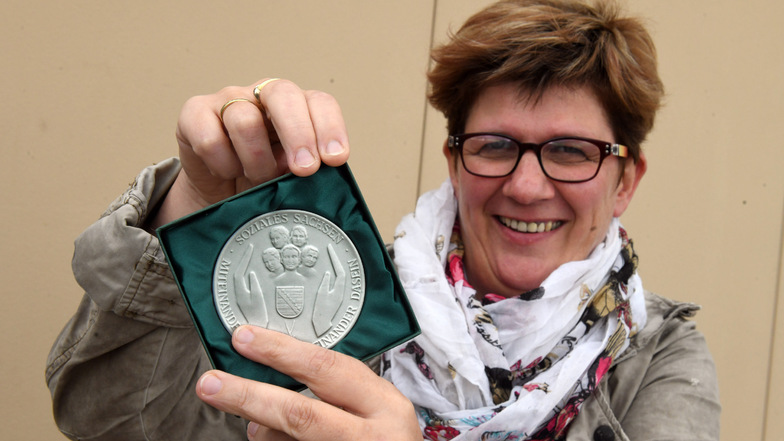 Annett Mählmann bekam vom Freistaat Sachsen für ihr Engagement für Patienten mit Immundefekten diese Annen-Medaille verliehen.