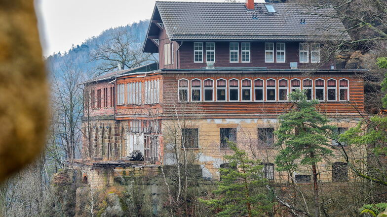 Seit zwei Jahren wegen Baufälligkeit geschlossen: der historische Berggasthof auf dem Oybin.
