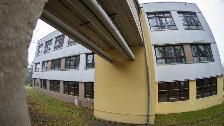 Bereits zum zweiten Mal soll die frühere Heimschule in Moritzburg als Unterkunft für Geflüchtete hergerichtet werden. Durch den erneuten Leerstand gibt es Vandalismusschäden an dem Haus.