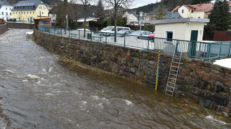 Hier fließt die Rote Weißeritz am Pegel in Schmiedeberg vorbei. Sie führt erheblich mehr Wasser als vor einer Woche, ist aber von einer Hochwassergefahr noch weit entfernt.