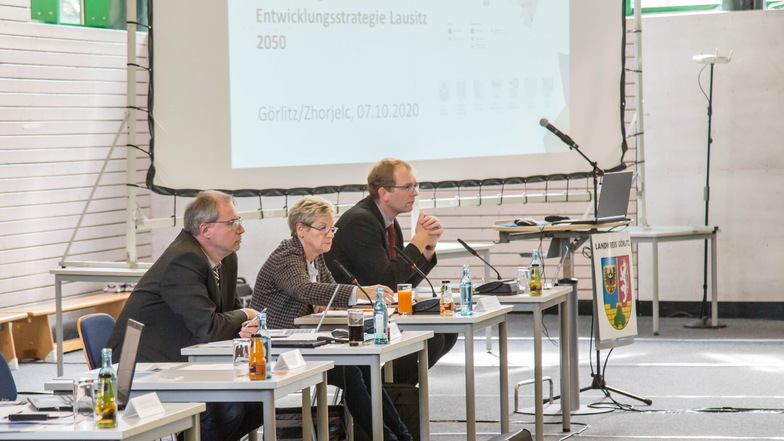 Thomas Gampe, Martina Weber und Wirtschaftsdezernent Thomas Rublack (v. l.), hier während einer Kreistagssitzung.