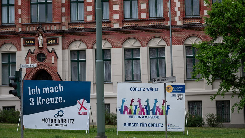 Mussten auf Anweisung des Lasuv woanders hin: diese beiden Großflächen-Wahlplakate von „Motor Görlitz“ und „Bürger für Görlitz“ an der Biesnitzer Straße. Das „Motor“-Plakat steht in Hagenwerder, das "Bürger"-Plakat im Görlitzer Norden.
