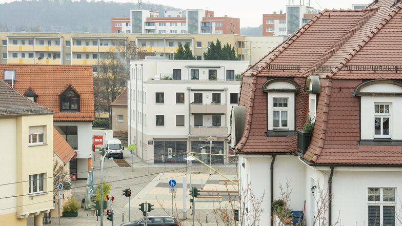 Der Blick vom Dach des Coswiger Rathauses zeigt die Vielfalt des Wohnungsangebotes in der Stadt, das vom einstöckigen Einfamilienhaus bis zum mehrstöckigen Plattenbau für Dutzende Mieter reicht. Der neue Mietspiegel bildet diese Verhältnisse zumindest
