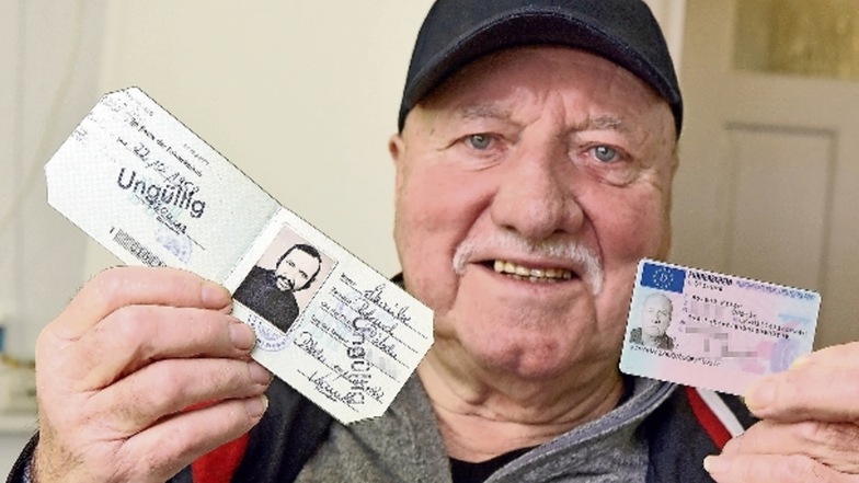 Roland Straube mit seinem Original-Führerschein ausgestellt im Jahr 1982 und mit seinem neuen Plastikkärtchen.