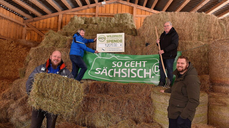 Eine Delegation des Rennrodel Clubs Altenberg überbrachte den Spendenscheck.