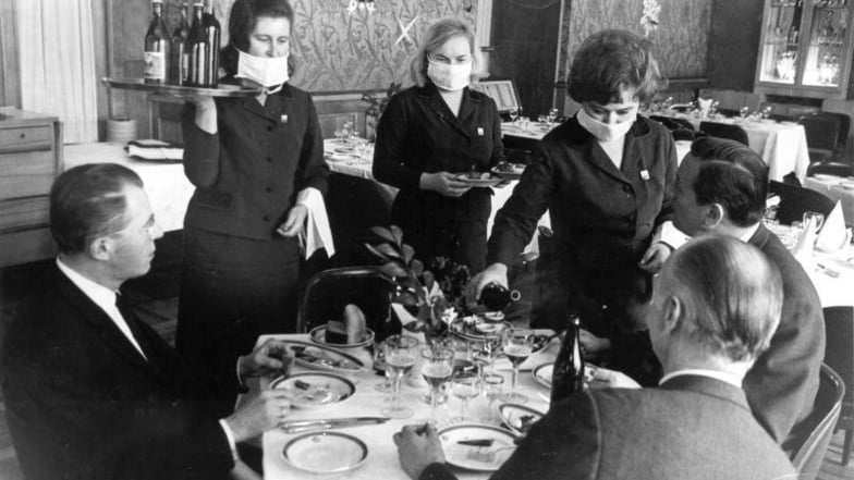 Moskau 1969: In einem Hotel bedienen Kellnerinnen mit Mundschutz als Vorsorge gegen die Befürchtung einer Ausbreitung der Hongkong-Grippe.