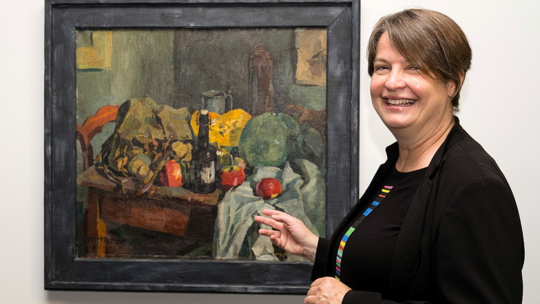 Katja Mieth, Direktorin der Landesstelle für Museumswesen, mit dem "Stillleben mit Äpfeln, Kürbis und Flasche" von Bernhard Kretzschmar im Kaisertrutz. Die Landesstelle unterstützte den Ankauf.