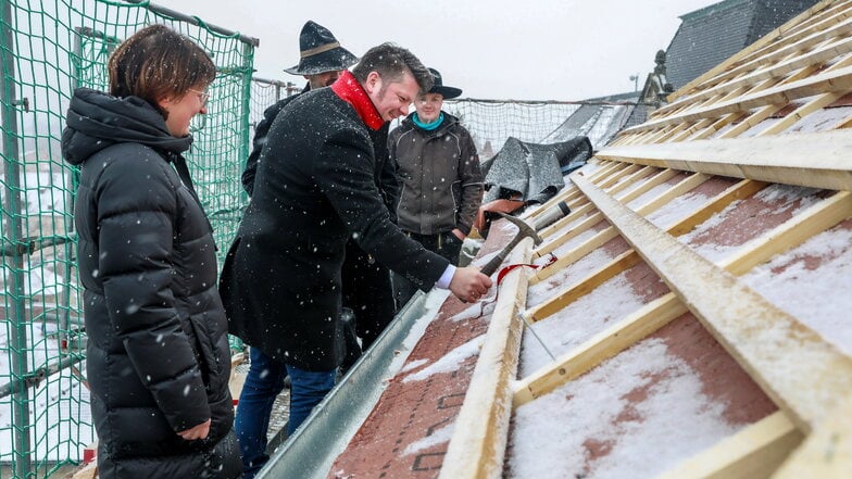 Oberbürgermeister Thomas Zenker hat am Donnerstag den symbolischen letzten Nagel in den Anbau der Parkschule geschlagen.