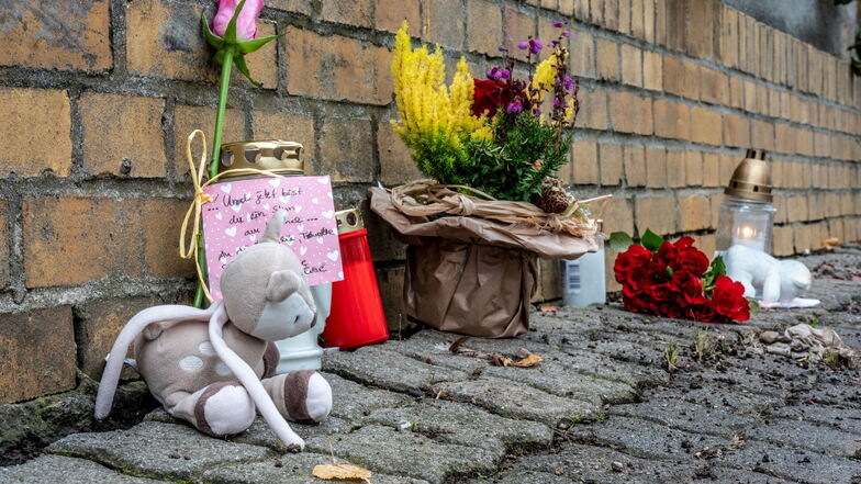 Blumen, Kerzen und Kuscheltiere wurden in Hartha an der Stelle abgelegt, wo am Abend zuvor ein sechsjähriges Mädchen ums Leben kam.