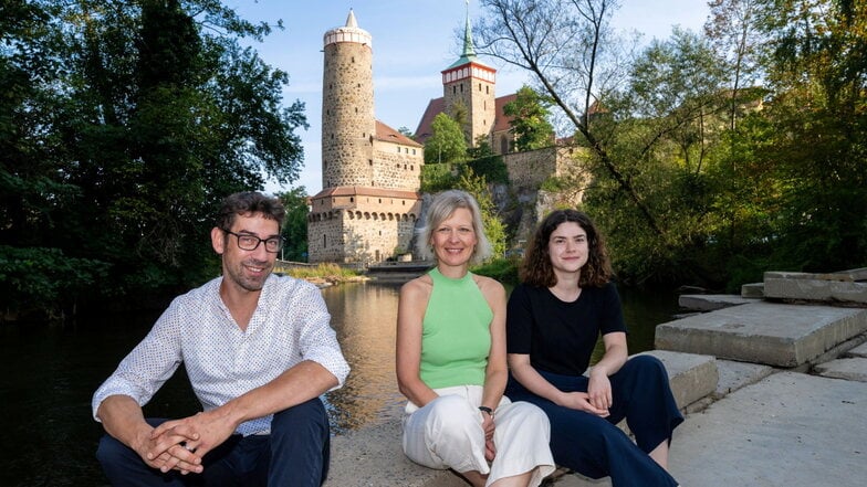 Intendant Tomaš Kreibich-Nawka, Geschäftsführerin Diana Wagner (M.) und die neue Orchesterleiterin Katharina Dickkopf haben den neuen Spielplan des Sorbischen National-Ensembles vorgestellt. Sein Motto: Alles im Fluss.