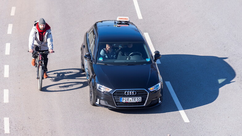 Teaching material since the April 2020 amendment to the StVO: Drivers must maintain a lateral distance of at least 1.50 meters when overtaking cyclists or pedestrians in built-up areas.