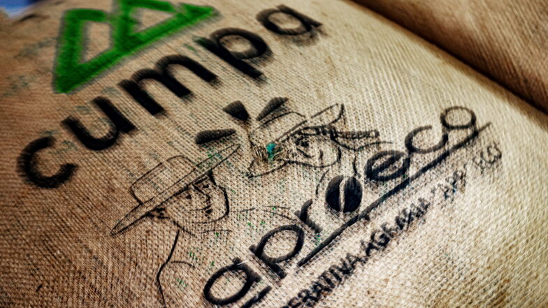 Kaffeebohnen stapeln sich bei "Black Spot" in dicken Jutesäcken.
