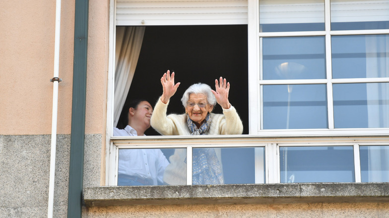 Lulú Vázquez winkt aus dem Fenster ihres Hauses in Pontevedra.